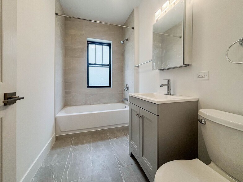 Building Photo - 1952 W Wilson Ave