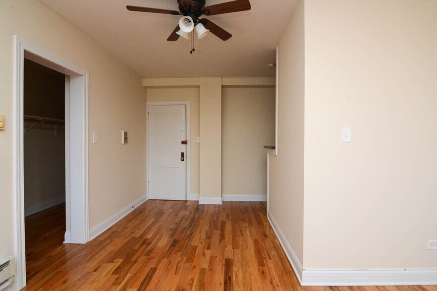 Building Photo - 729 W Diversey Pky