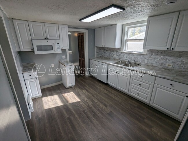 Building Photo - Cozy 2-Bedroom Home on a Beautiful Lot in Amherst!