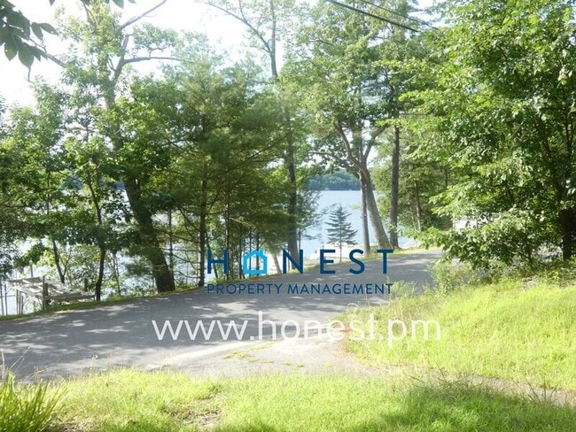 Building Photo - 523 Memorial Dr