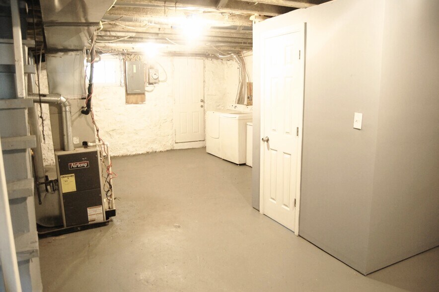 Building Photo - 2522 Barclay St