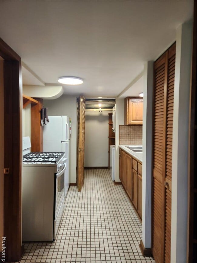 Building Photo - 8463 Hillpoint Dr
