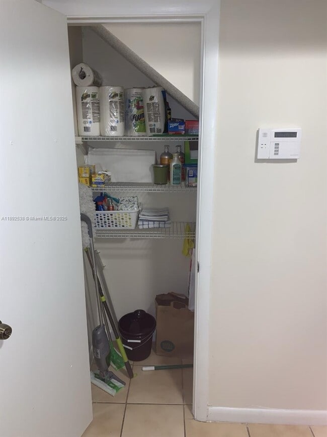 Building Photo - 11 Madrid Ln