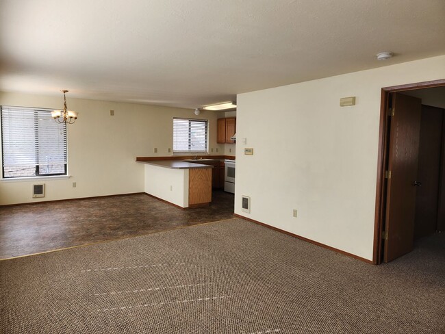 Building Photo - Top Floor Unit In Manette