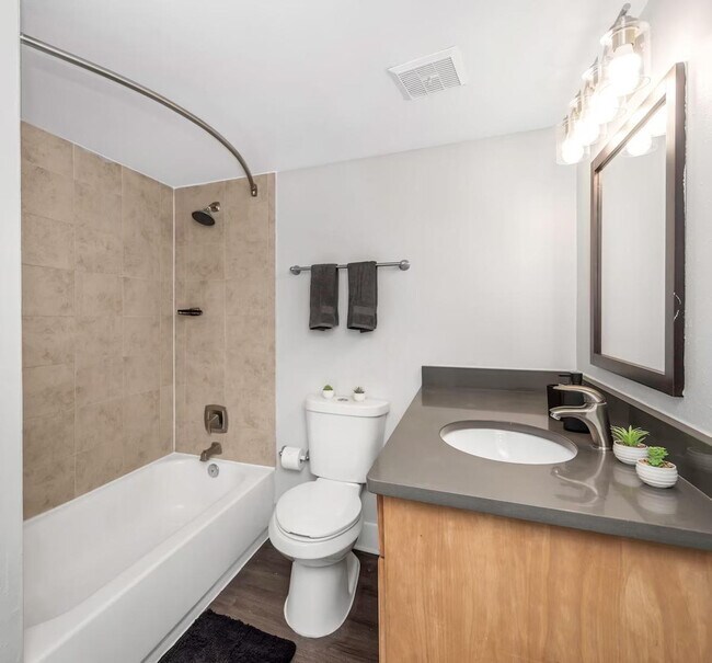 Building Photo - 4404 W Kennedy Blvd