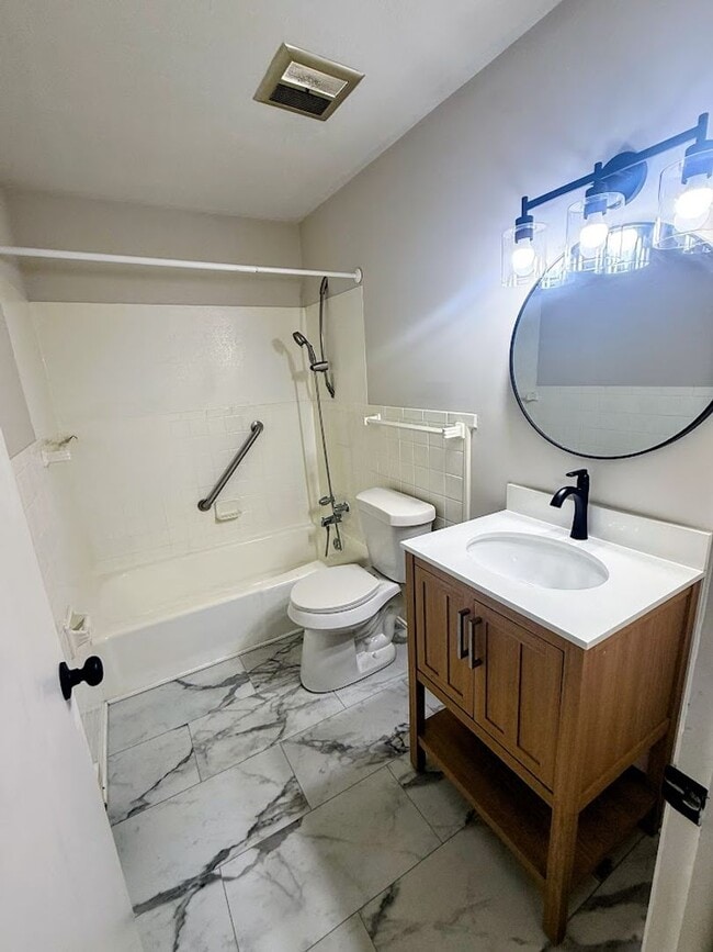 Building Photo - Two bedroom one bathroom apartment for rent
