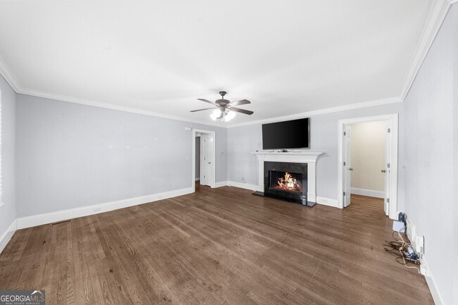 Building Photo - 1911 Fairway Cir NE