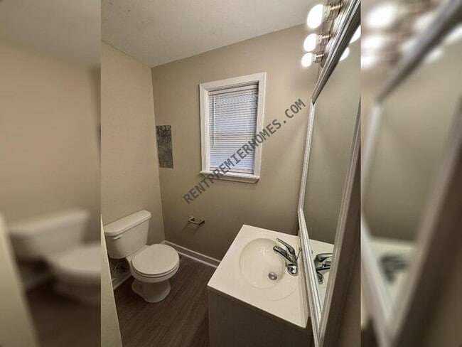 Building Photo - 607 S Jackson St