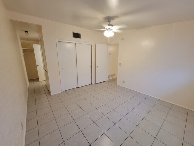 Building Photo - 3423 E Flower St