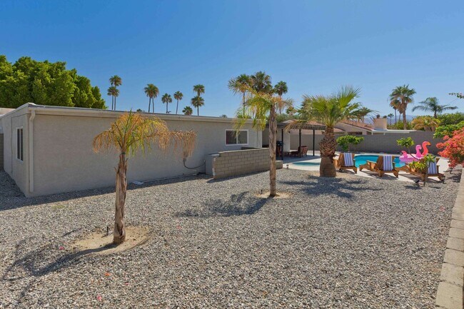 Building Photo - Modern home w Private Pool, Spa, Pets Welc...