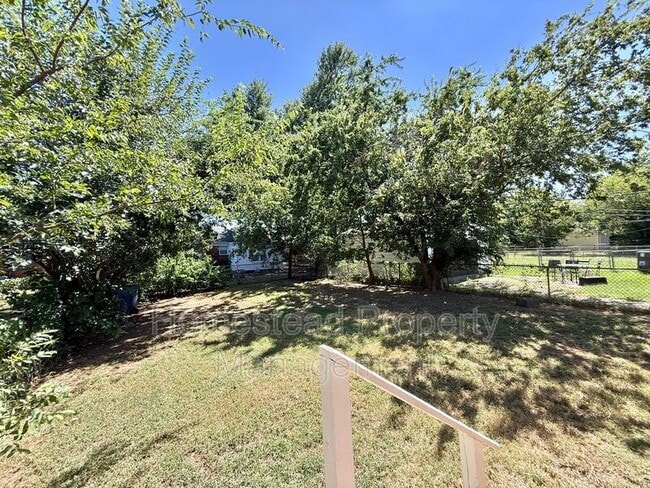Building Photo - 532 E Indian Dr