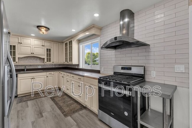 Building Photo - 309 E 200 S