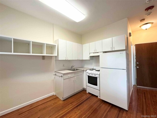 Building Photo - 503 Hicksville Rd