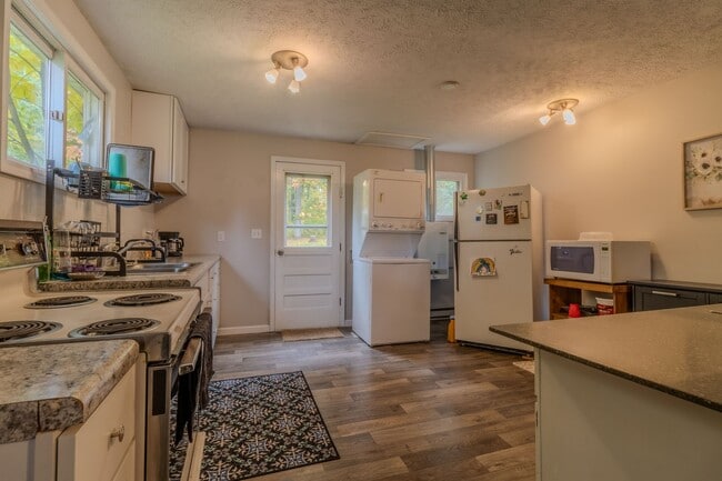 Building Photo - Lakeside Retreat on Duck Lake Peninsula