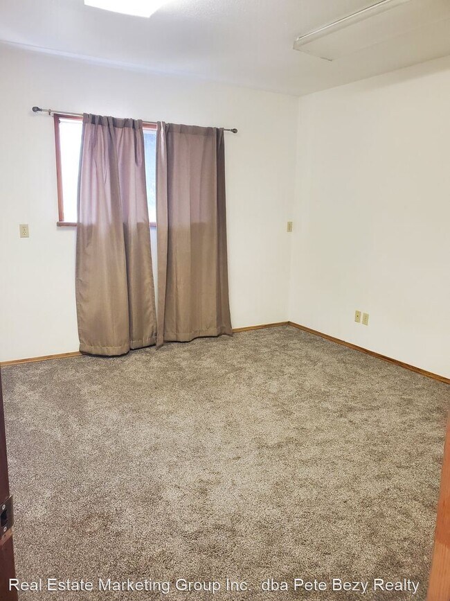 Building Photo - 3 br, 1 bath House - 240 Haight Rd
