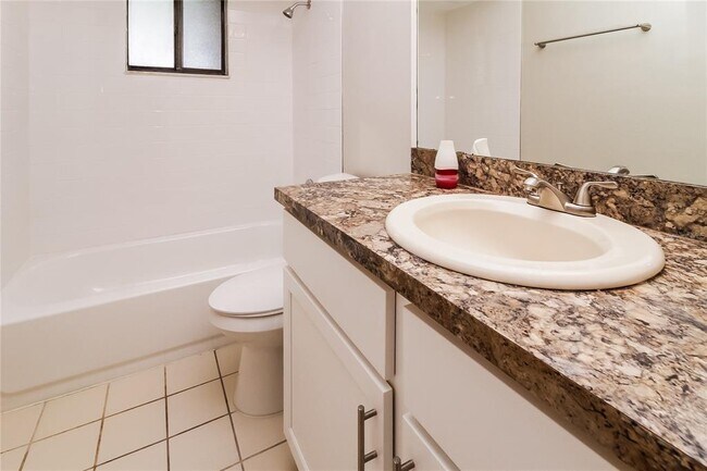 Building Photo - 900 Brennam Pl