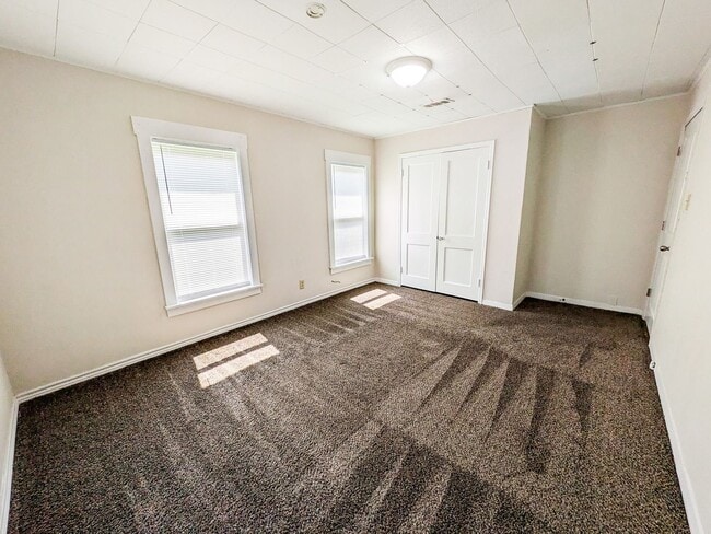 Building Photo - 5365 E Parkway Dr