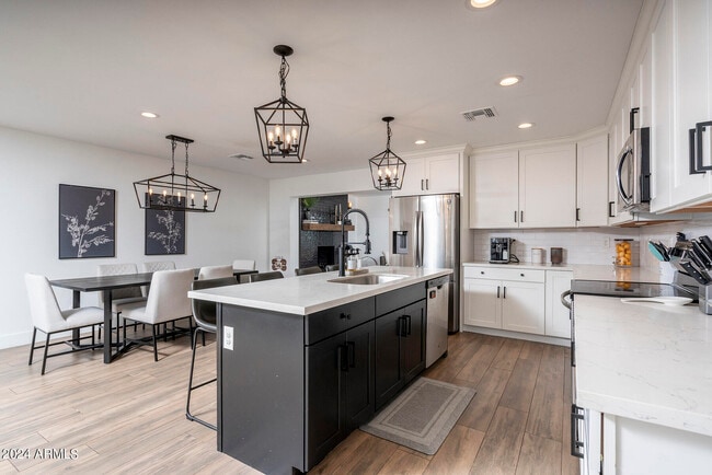 Building Photo - 8725 E Bonnie Rose Ave