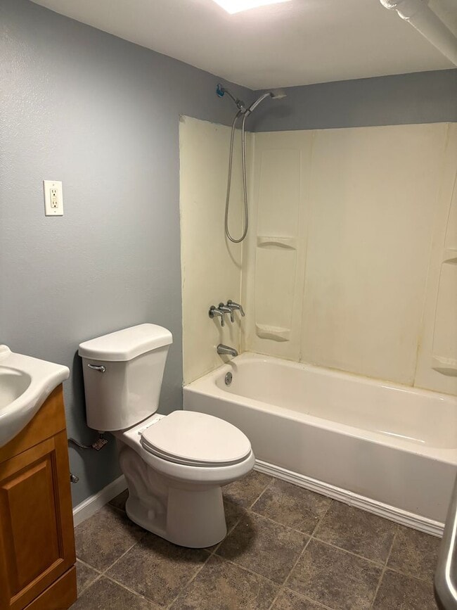 Building Photo - Beautiful 4 bedrooms and 2 bathrooms!