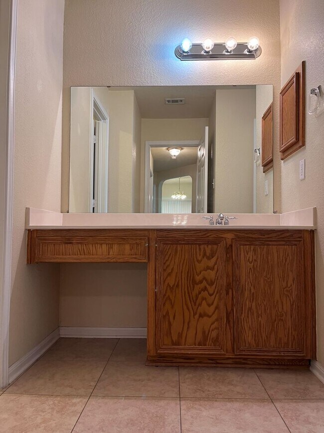 Building Photo - Available NOW!!!! Beautiful 1 story, 4 bedroom, 2 bath, 2 car garage home with a privacy fenced y...