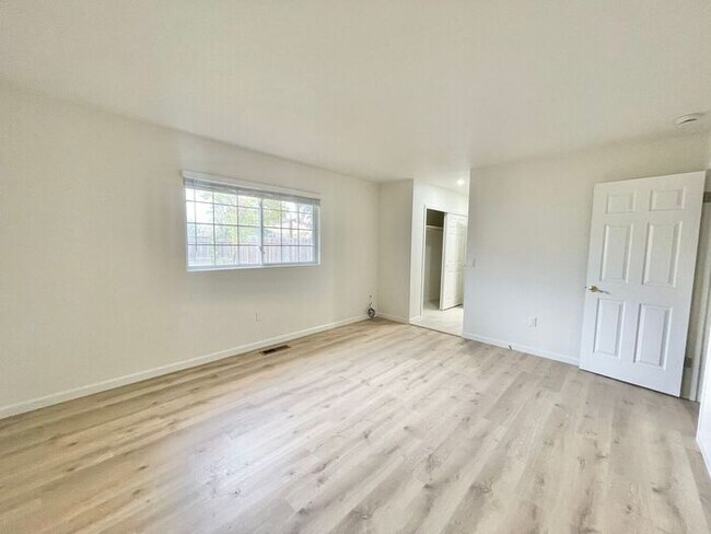 Building Photo - This beautifully maintained 3-bedroom, 2-bathroom Windsor home