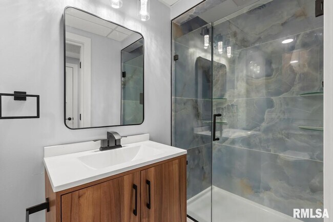 Building Photo - 1900 E Knox St