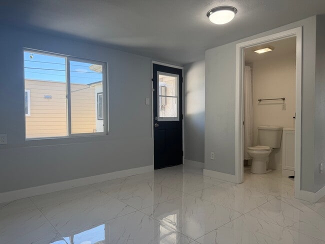 Building Photo - 2516 Fernley Dr