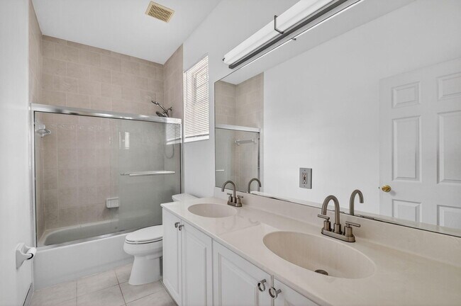 Building Photo - 1605 E Classical Blvd