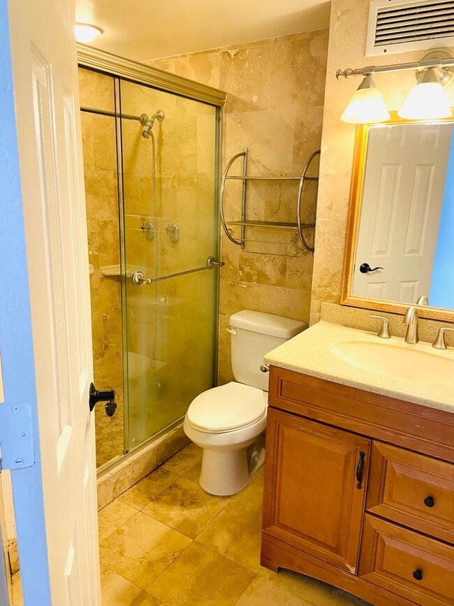 Building Photo - 750 Amana St