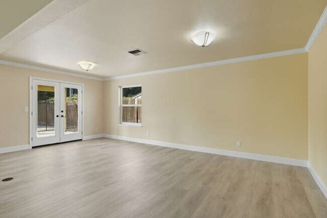 Building Photo - Spacious 5-Bedroom Home with Pool in NE Fr...