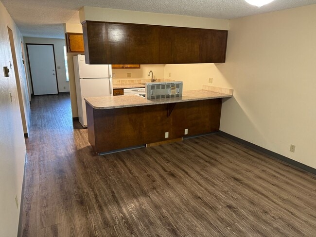 Building Photo - Large single level 2 bedroom 1 bath duplex in Springfield!