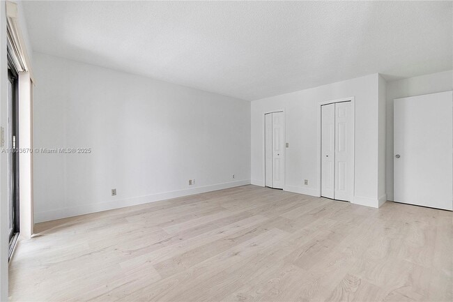 Building Photo - 398 Fern Dr