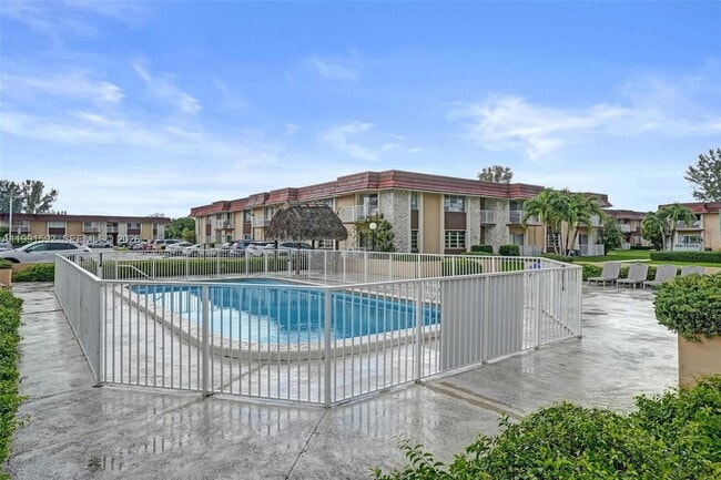 Building Photo - 5325 SW 77th Ct