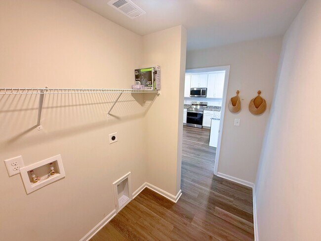 Building Photo - 106 White Rapids Way