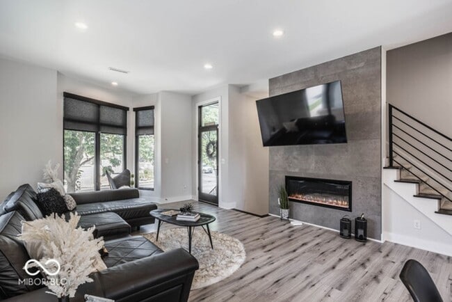 Building Photo - Beautiful townhome located off 16th and College. Pets allowed for an additional $1,000 non refund...