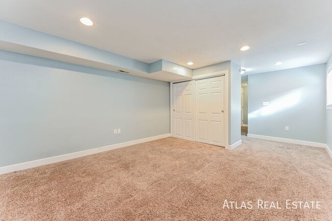 Building Photo - Spacious 3-Bedroom Home with Multiple Livi...