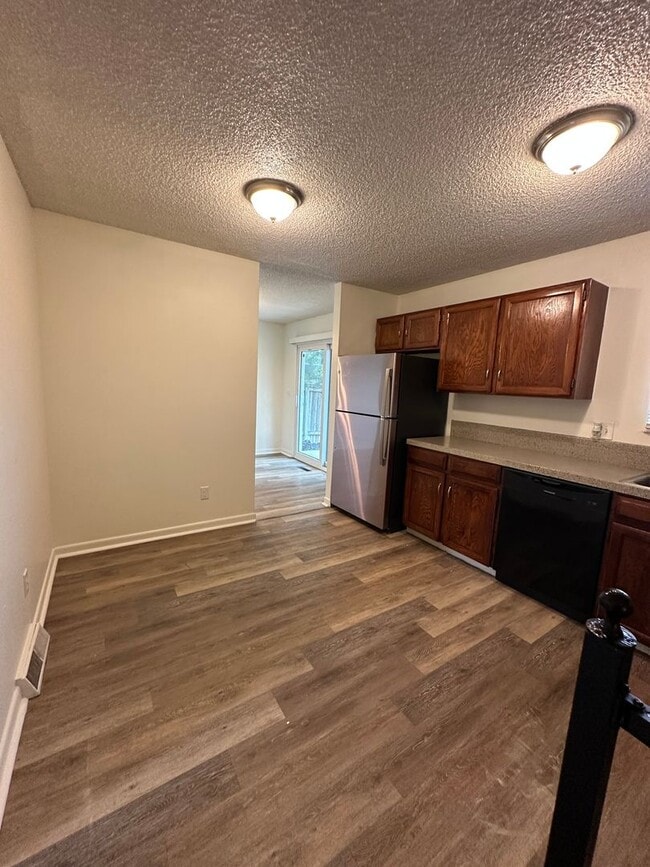 Building Photo - Fantastic 4 bdrm home avail NOW
