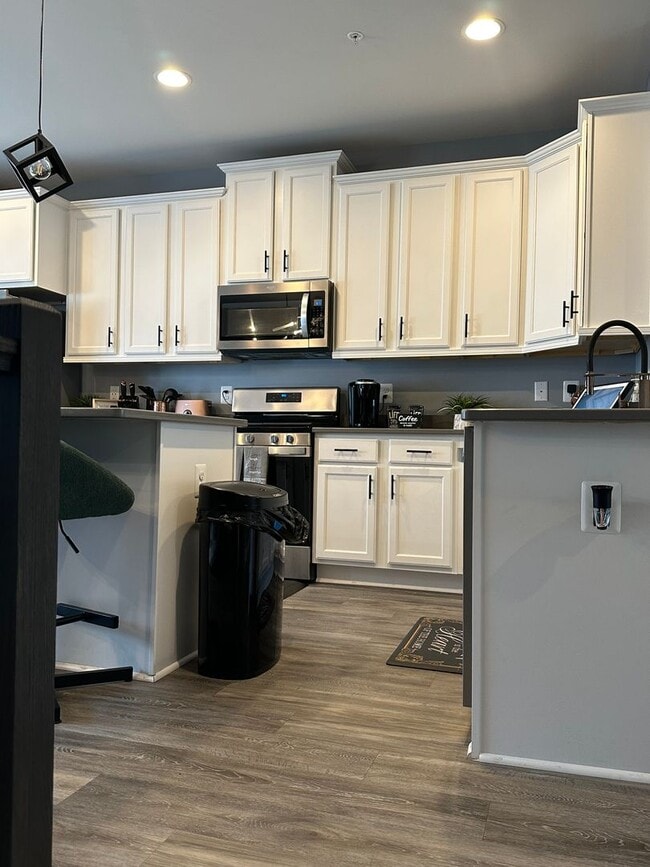 Building Photo - 3 Bedroom 2.5 Bathroom Open Floor Plan