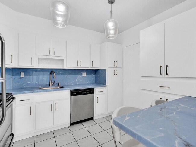 Building Photo - 500 Bayview Dr