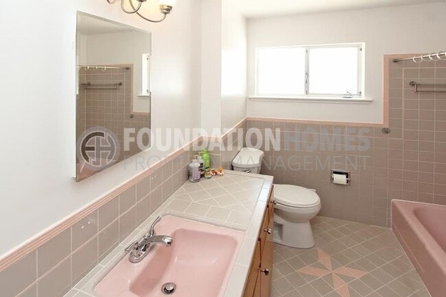 Building Photo - Santa Venetia Charmer 3BD+/2BA-Pool- FOUND...
