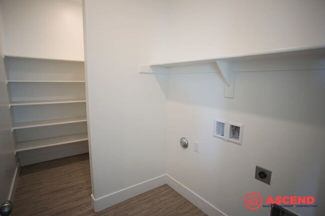 Building Photo - Spacious 5-Bedroom Home in Gossamer Grove with Solar & Modern Kitchen