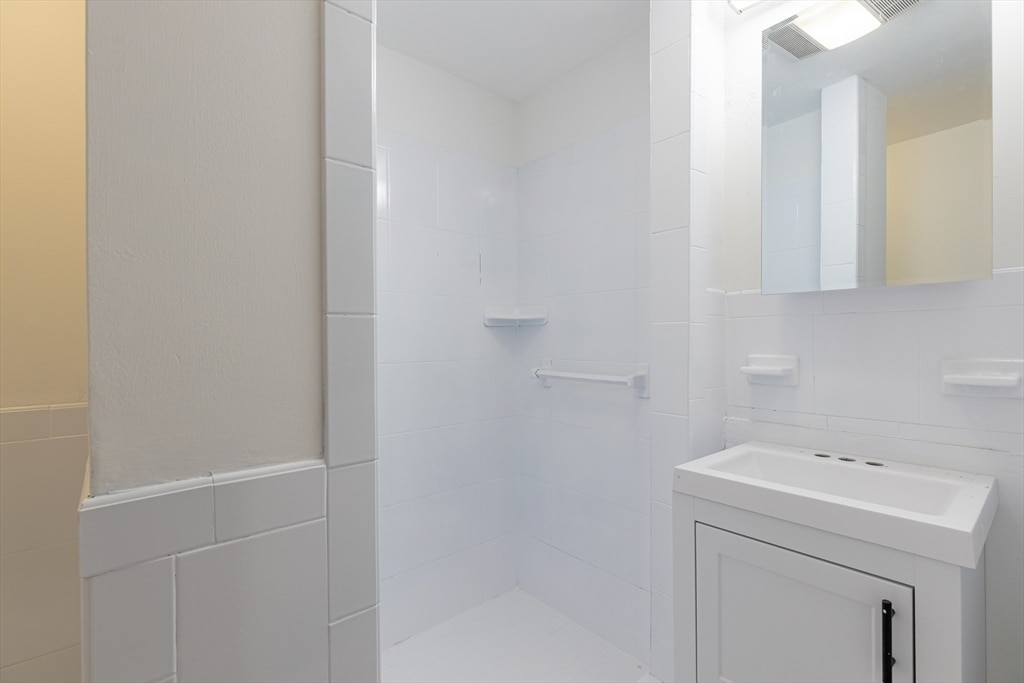 Building Photo - 595 E 5th St