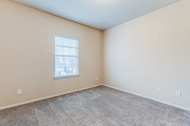 Building Photo - Three Bed, Two Bath Half Duplex near Mesquite Airport, Available Feb 10th.