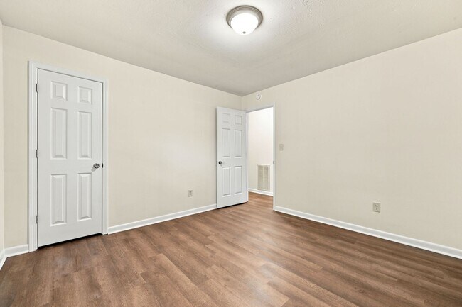 Building Photo - 3 Bedroom 1 Bathroom