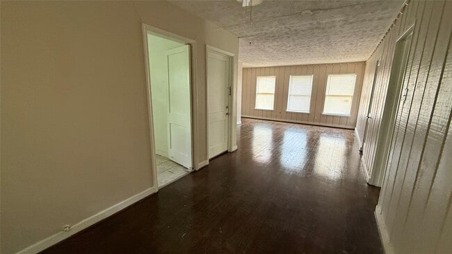 Building Photo - 4402 Roseland St