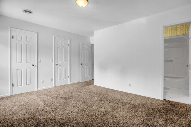 Building Photo - 2 Bed, 2.5 Bath Townhome Available in Simp...