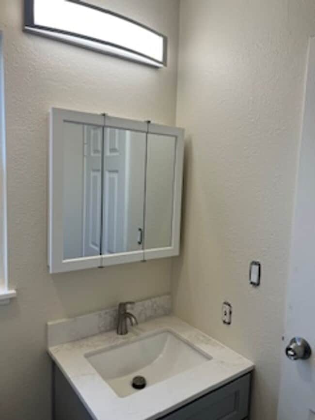 Building Photo - Excellent 3 bed 2 Bath Home