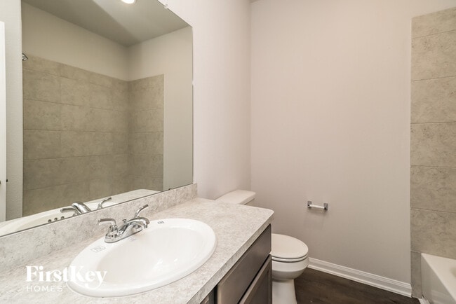 Building Photo - 14715 Country Club Dr