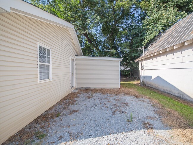 Building Photo - 2 Bedroom in Athens! Lawn Care Included!