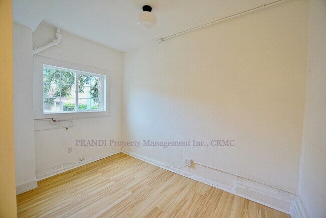 Building Photo - West End Home, Freshly Renovated, Close to Downtown